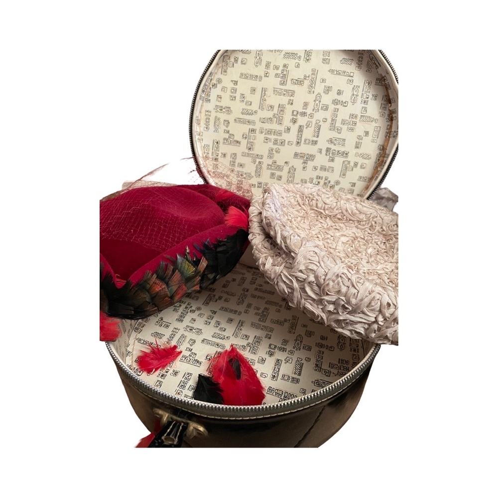 Vintage hats with carrying case